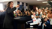 Vizepräsidentin Kamala Harris redet in ihrem Wahlkampfhauptquartier. © Erin Schaff/POOL The New York Times/AP/dpa 