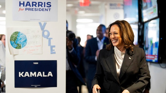Vizepräsidentin Kamala Harris kommt in ihrem Wahlkampfhauptquartier an. © Erin Schaff/POOL The New York Times/AP/dpa 