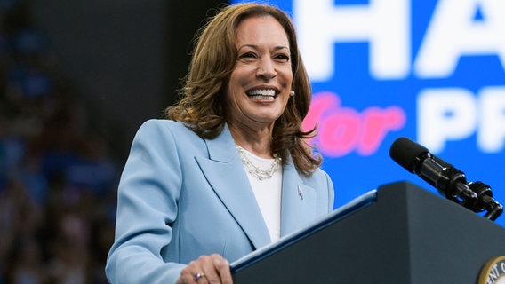 US-Vizepräsidentin Kamala Harris spricht während einer Wahlkampfveranstaltung. © John Bazemore/AP/dpa 