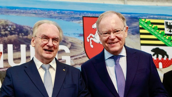 Sachsen-Anhalts Ministerpräsident Reiner Haseloff (CDU) und der Ministerpräsident von Niedersachsen, Stephan Weil (SPD) bei einer Feier zum 35. Jahrestag des Mauerfalls © dpa Foto: Matthias Bein