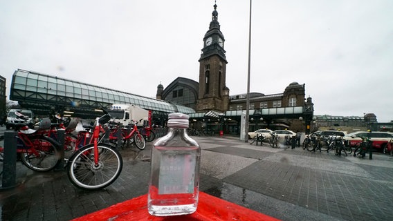 Schnapsflaschen auf einem Altglas Container am Hamburger Hauptbahnhof © picture alliance /ABB | - 