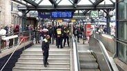 Einsatzkräfte sperren den Zugang zu den S-Bahn-Gleisen am Hamburger Hauptbahnhof.  © NDR Foto: Sören Harms