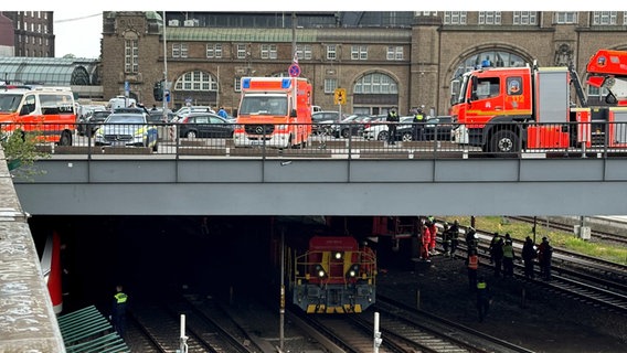 Rettungsfahrzeuge stehen am Hamburger Hauptbahnhof, nachdem ein Bauzug entgleist ist und mit einer S-Bahn kollidierte. © dpa Foto: Steven Hutchings