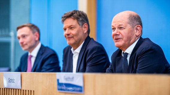 Bundeskanzler Olaf Scholz, Robert Habeck und Christian Lindner nehmen an einer Pressekonferenz zum Haushaltsplan 2025 teil. © dpa-Bildfunk Foto: Michael Kappeler