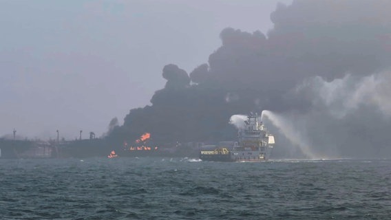 Ein Löschschiff im Einsatz nach der Kollision zwischen dem Containerfrachter "Solong" und dem Öltanker "Stena Immaculate". Beide Schiffe stehen auf der Nordsee in Flammen. © Bartek Smialek/PA Media/dpa Foto: Bartek Smialek