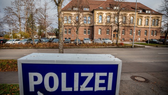 Bei einer bundesweiten Razzia gegen "Reichsbürger" hat die Polizei auch die Justizvollzugsanstalt Hechingen durchsucht, weil dort ein Beschuldigter untergebracht ist. © Christoph Schmidt/dpa 
