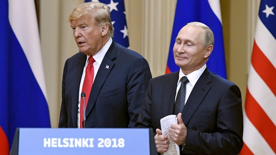 Donald Trump (l.), Präsident der USA, und Wladimir Putin, Präsident von Russland, stehen bei ihrer gemeinsamen Pressekonferenz nebeneinander. © dpa picture alliance Foto: Jussi Nukari