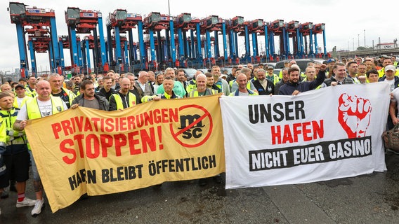 Demonstration in Hamburg am 30. August 2024 gegen den Verkauf von HHLA-Anteilen der Stadt an den Konzern MSC © Bodo Marks/dpa Foto: Bodo Marks/dpa