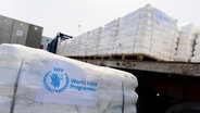 Humanitäre Hilfsgüter des Welternährungsprogramm der Vereinten Nationen am Grenzübergang Kerem Schalom zum Gazastreifen auf israelischer Seite. © picture alliance/dpa/dpa-Pool Foto: Christoph Soeder
