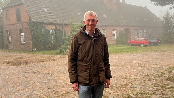 Ludwig Hirschberg vor seinem Hof © NDR Foto: Nele Rößler