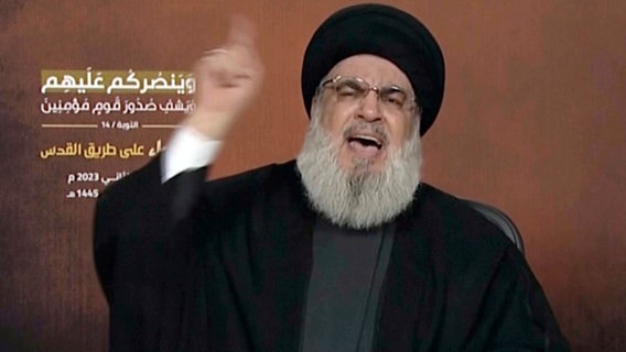 Ein Videostandbild zeigt Hisbollah-Führer Sayyed Hassan Nasrallah, der über eine Videoverbindung während einer Kundgebung in Beirut spricht. © Uncredited/Al Manar TV via AP/dpa 