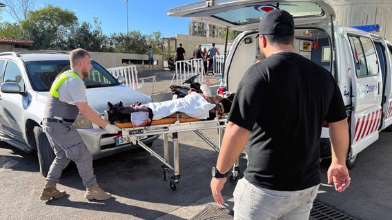 17.09.2024, Libanon, Beirut: Ersthelfer des Zivilschutzes bringen einen verletzten Mann, dessen tragbarer Pager explodiert ist, ins al-Zahraa-Krankenhaus. Bei einem mutmaßlich koordinierten Angriff im Libanon sind Hunderte Menschen verletzt worden - durch explodierende Telekommunikationsgeräte. © AP Foto: Hussein Malla