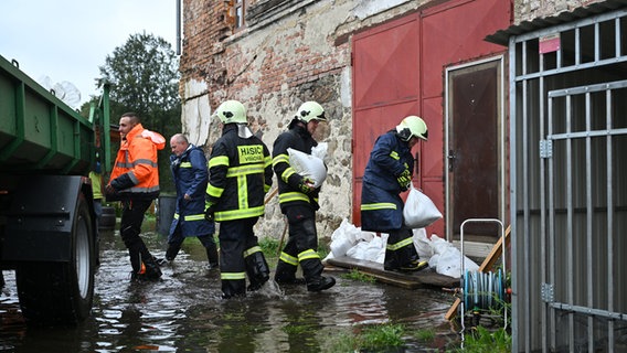 Starker Dauerregen hat an vielen Flüssen und Bächen in Tschechien zu Hochwasser-Alarm geführt. © PetráÜek Radek/CTK/dpa Foto: PetráÜek Radek