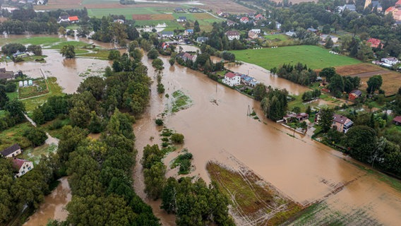 Eine Luftaufnahme zeigt eine überschwemmte Straße nach starkem Regen im Südwesten Polens. © Maciej Kulczynski/PAP/dpa 