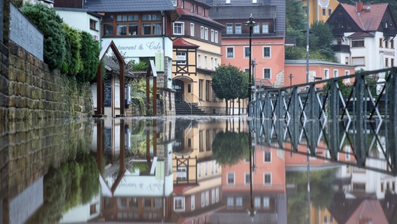 Die Häuser des Luftkurortes Rathen spiegeln sich im Hochwasser der Elbe. © Jan Woitas/dpa/dpa-tmn 