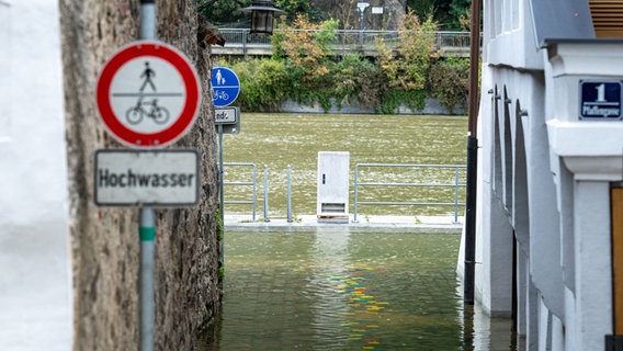 Passau: Die Fritz-Schäffer-Promenade ist vom Hochwasser der Donau überflutet. © Armin Weigel/dpa Foto: Armin Weigel