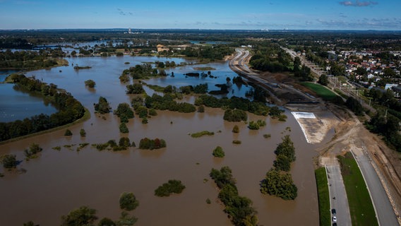 Ein mit einer Drohne aufgenommenes Luftbild zeigt das überflutete polnische Dorf Jawiszowice. © PAP/dpa Foto: Lukasz Gagulski