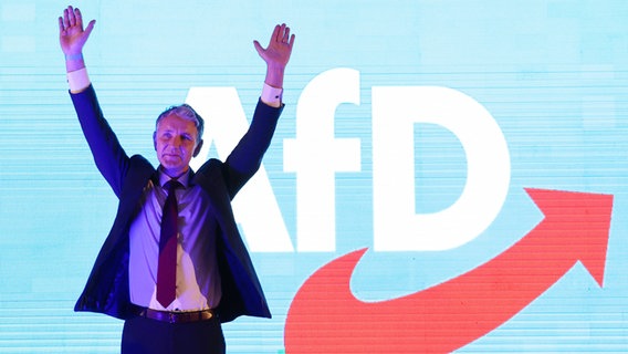 Björn Höcke spricht beim Landesparteitag der AfD in Thüringen. © IMAGO / Karina Hessland 