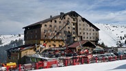 Feuerwehrleute arbeiten am Unglücksort nach dem Ausbruch eines Feuers in einem Hotel im Skigebiet Kartalkaya in der Provinz Bolu im Nordwesten der Türkei. © dia Photo/AP/dpa Foto: Mert Gokhan Koc