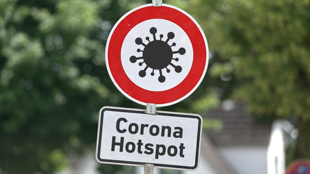 Verkehrszeichen mit einem Corona-Virus Piktogramm sowie ein Zusatzschild mit der Aufschrift: 