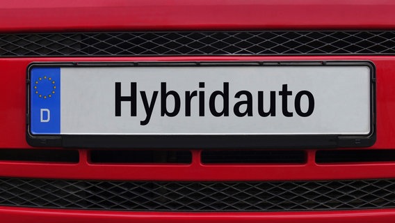 Ein rotes Auto mit dem Kennzeichen "Hybridauto". © picture alliance Foto: Sascha Steinach