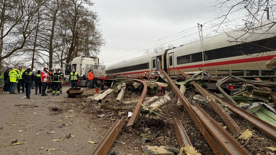 Rettungskräfte arbeiten an einer Unfallstelle in Hamburg-Harburg, bei der ein ICE mit einem Sattelzug zusammengeprallt war. © picture alliance/dpa | Daniel Bockwoldt 