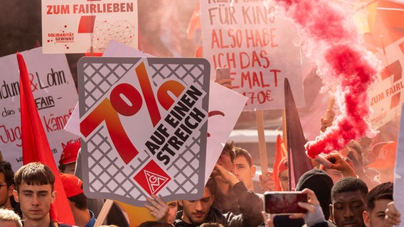 Tausende Menschen protestieren zum Auftakt der IG Metall Tarifverhandlungen mit Plakaten und Fahnen © picture alliance/dpa | Foto: Peter Kneffel