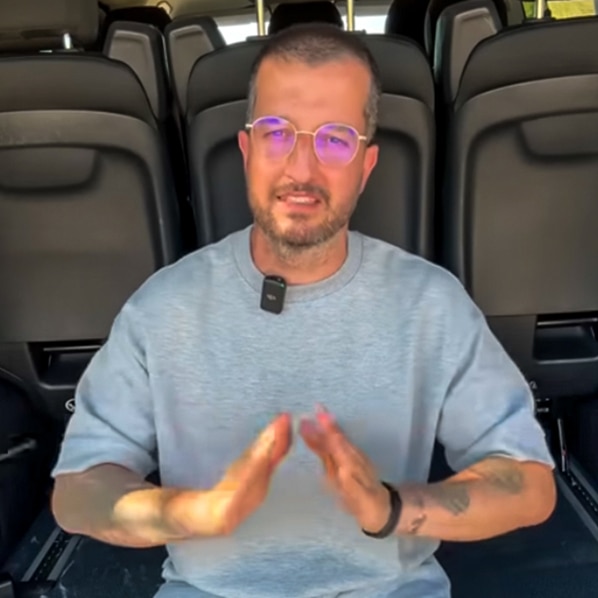 Der Immobilien-Influencer Tommy Primorac im Kofferraum seines Autos äußert in einem Video zu den ihm gegenüber gemachten Vorwürfen © Screenshot 