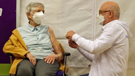 Karin Sievers (84) receives the first vaccination from Dirk Heinrich (right), medical director of the Hamburg vaccination center at the exhibition halls, in the Hospital for the Holy Spirit in the Poppenbüttel district.  (Photo from December 27, 2020) © dpa-Bildfunk Photo: Christian Charisius