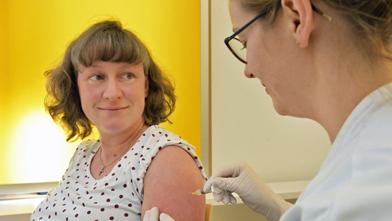 Bianca Thiel erhält eine Impfung, die Babys gegen das sogenannte Respiratorische Synzytial-Virus (RSV) schützen kann. Sie ist die erste Schwangere, die das Vakzin am Universitätsklinikum Jena erhalten hat. (Foto vom 21.12.2023) © picture alliance/dpa/UKJ | Michael Szabó 