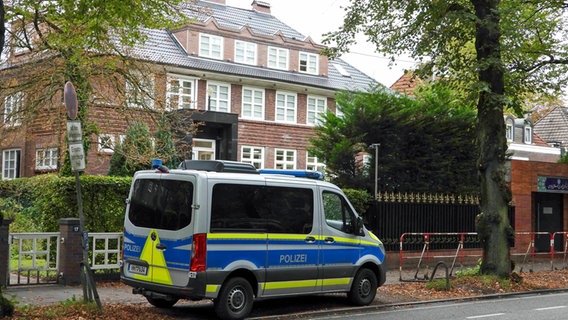 Vor dem Iranischen Generalkonsulat in Hamburg steht ein Polizeiwagen. © picture alliance / ABBfoto | - 