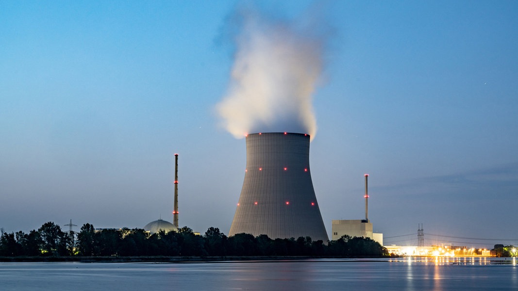 Wasserdampf steigt aus dem Kühltum vom Atomkraftwerk Isar 2. 