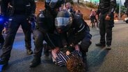 Israelische Polizisten treiben Demonstranten auseinander © Ariel Schalit/AP/dpa 