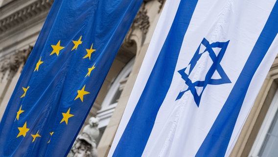 Die Flagge Israels hängt vor dem Neuen Schloss neben der Flagge der EU. © picture alliance 