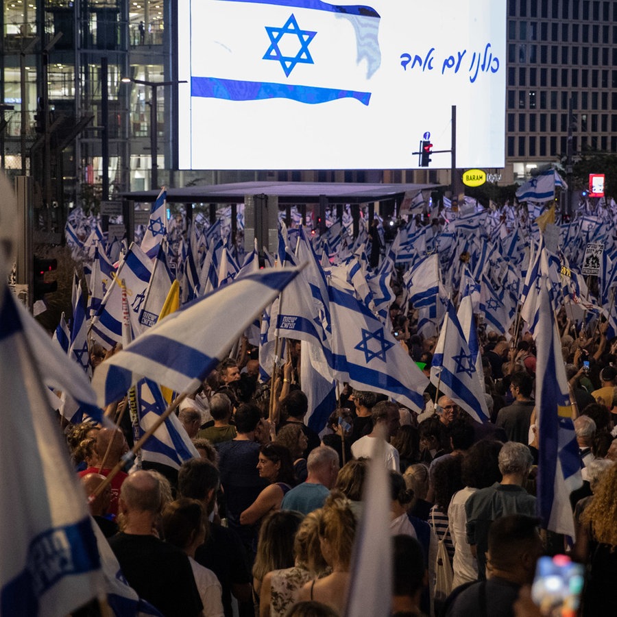 Tel Aviv: Zahlreichen Menschen nehmen an einer Demonstration teil, bei der ein sofortiger Waffenstillstand im Gazastreifen, die Freilassung der verbleibenden Geiseln der Hamas und die Durchführung von Wahlen gefordert werden. © XinHua/dpa Foto: Chen Junqing