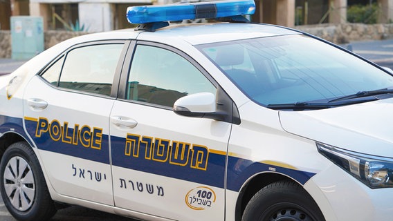 Ein israelisches Polizeiauto steht an einer Straße in Tel Aviv. (Archivfoto) © IMAGO / Depositphotos 