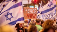 "Peace Now" steht auf einem Plakat bei einer Demonstration in Tel Aviv. (Archivfoto) © picture alliance / Sipa USA | SOPA Images 