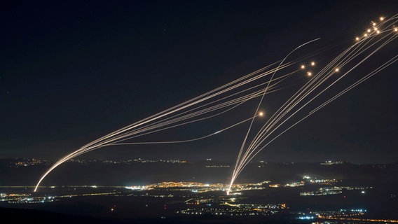 Das israelische Luftabwehrsystem Iron Dome feuert, um einen Angriff aus dem Libanon abzufangen. © AP/dpa Foto: Leo Correa
