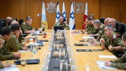 Israels Militärchef Herzi Halevi sitzt bei einem Treffen mit weiteren Militärvertretern in Tel Aviv an einem Tisch in einem Besprechungsraum. © dpa picture alliance / Xinhua News Agency | Israel Defense Forces 