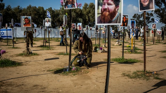 Menschen besuchen den Ort des Nova-Musikfestivals, bei dem Hunderte von Feiernden getötet und von der Hamas entführt und in den Gazastreifen verschleppt wurden. © Ilia Yefimovich/dpa 