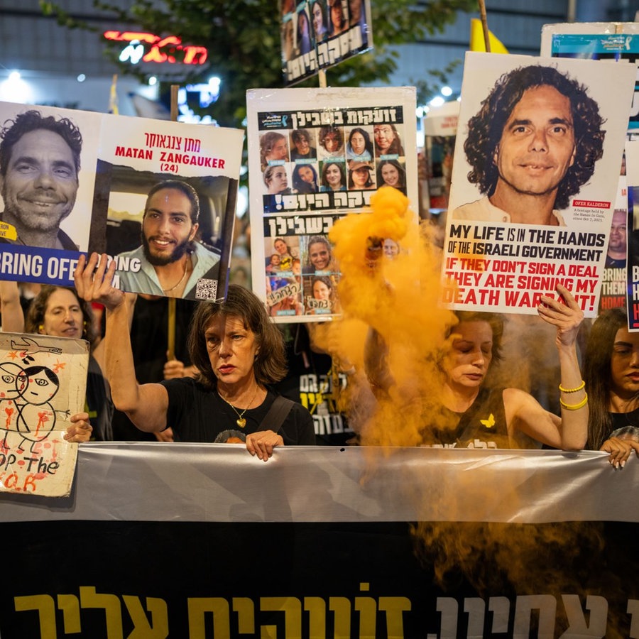 Menschen protestieren in Tel Aviv gegen die Regierung des israelischen Premierministers Netanjahu und fordern einen Deal mit der Hamas zur Freilassung der Geiseln. © picture alliance/dpa | Ilia Yefimovich Foto: Ilia Yefimovich