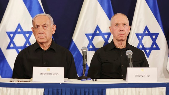 Israels Premier Benjamin Netanyahu und sein Verteidigungsminister Yoav Gallant sitzen bei einer Pressekonferenz nebeinander. (Archivfoto) © picture alliance / ASSOCIATED PRESS Foto: Abir Sultan