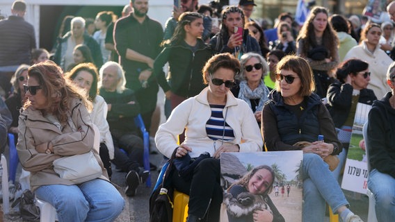 Angehörige und Freunde von Menschen, die von der Hamas getötet oder entführt und in den Gazastreifen verschleppt wurden, versammeln sich in Tel Aviv. © Maya Alleruzzo/AP/dpa 