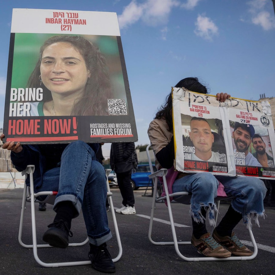 Angehörige und Unterstützer von israelischen Geiseln, die von der Hamas im Gazastreifen festgehalten werden, halten Fotos ihrer Angehörigen während einer Demonstration für ihre Freilassung vor dem Büro des Premierministers in Jerusalem. © picture alliance/dpa/AP Photo | Ohad Zwigenberg Foto: Ohad Zwigenberg