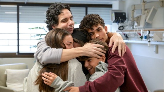 Ofer Kalderon umarmt seine Familie im Sheba-Krankenhaus, nachdem er im Zuge einer Waffenruhe-Vereinbarung zwischen Israel und der Hamas aus Gaza freigelassen wurde.
Service © picture alliance/dpa/GPO | Maayan Toaf Foto: Maayan Toaf