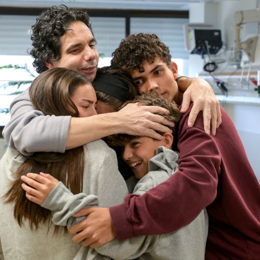 Ofer Kalderon umarmt seine Familie im Sheba-Krankenhaus, nachdem er im Zuge einer Waffenruhe-Vereinbarung zwischen Israel und der Hamas aus Gaza freigelassen wurde.
Service © picture alliance/dpa/GPO | Maayan Toaf Foto: Maayan Toaf