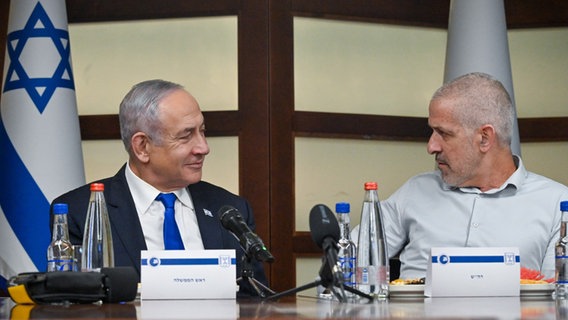 Israels Ministerpräsident Benjamin Netanjahu (l) und Ronen Bar, Chef des Inlandsgeheimdiensts Schin Bet © Koby Gideon/GPO/dpa Foto: Koby Gideon