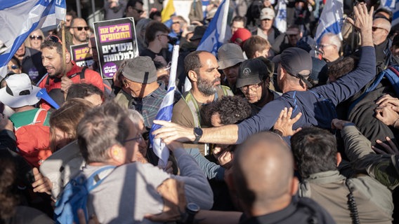 Demonstranten ringen mit Sicherheitskräften vor dem Büro des israelischen Ministerpräsidenten in Jerusalem. © Ilia Yefimovich/dpa 