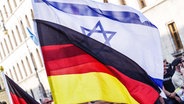 Die deutsche und die israelische Flagge © picture alliance / ZUMAPRESS.com | Sachelle Babbar Foto: Sachelle Babbar