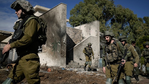 Israelische Soldaten inspizieren einen Hinterhof © Leo Correa/AP/dpa Foto: Leo Correa